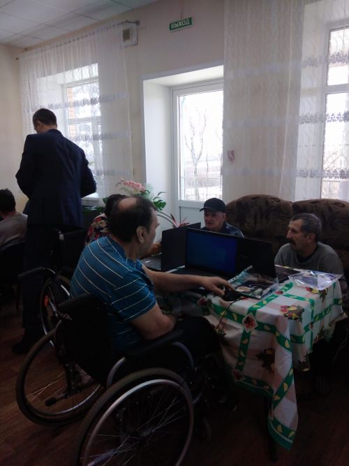 Учителя из третьей школы начали обучать одиноких пожилых пользоваться компьютером