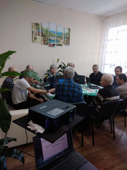 Учителя из третьей школы начали обучать одиноких пожилых пользоваться компьютером