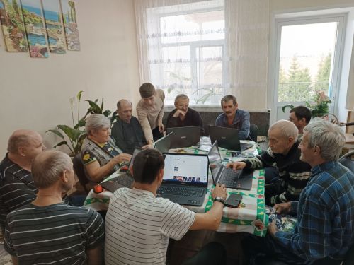 Учителя из третьей школы начали обучать одиноких пожилых пользоваться компьютером