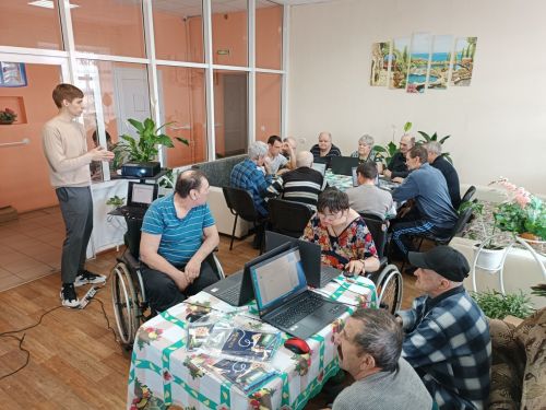 Учителя из третьей школы начали обучать одиноких пожилых пользоваться компьютером