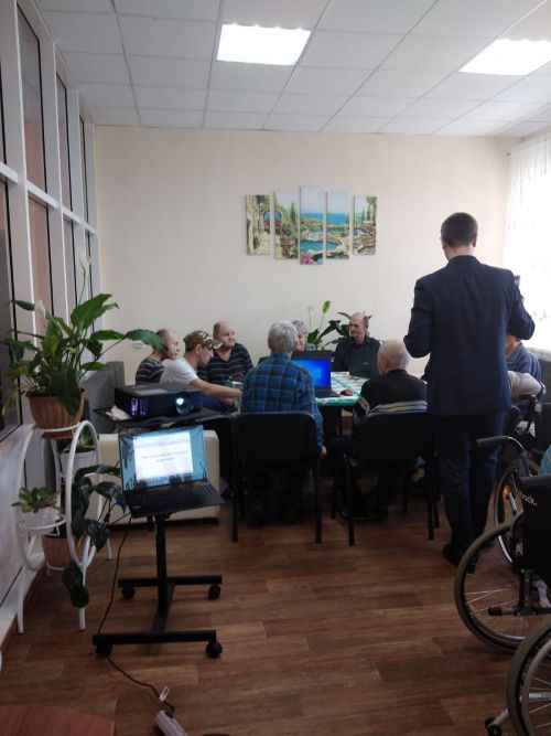 Учителя из третьей школы начали обучать одиноких пожилых пользоваться компьютером