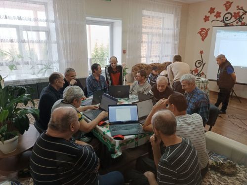 Учителя из третьей школы начали обучать одиноких пожилых пользоваться компьютером