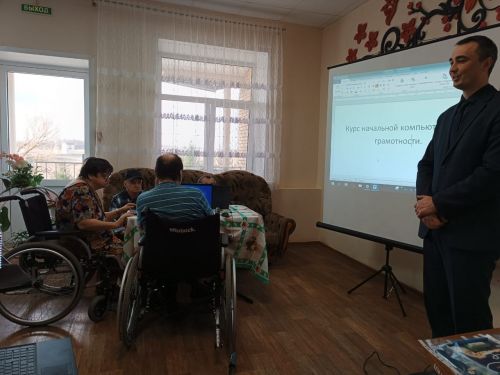 Учителя из третьей школы начали обучать одиноких пожилых пользоваться компьютером