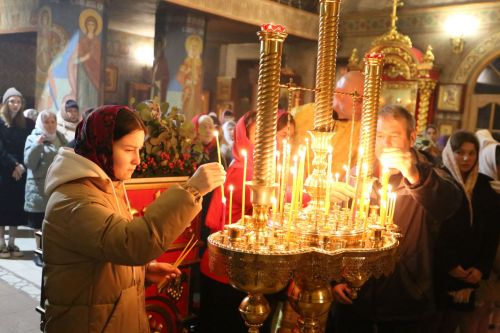 Фоторепортаж: пасхальная служба в Алексеевском