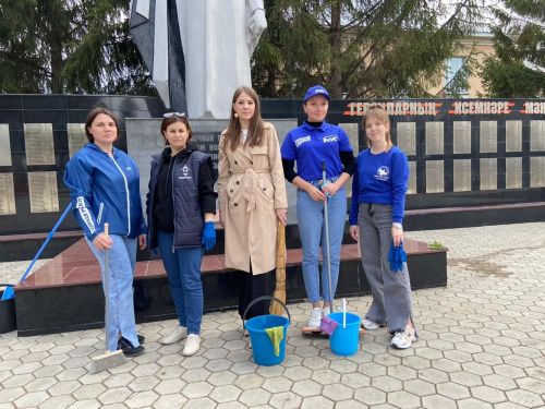 В Алексеевском активисты навели порядок у памятника Неизвестному солдату в парке Победы