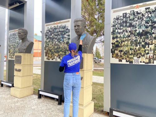 В Алексеевском активисты навели порядок у памятника Неизвестному солдату в парке Победы