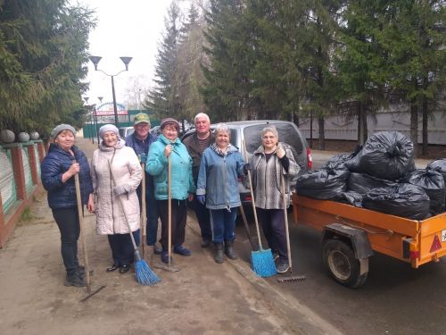 Пенсионеры-заводчане из Алексеевского в одном и том же составе выходят на субботники без малого 35 лет