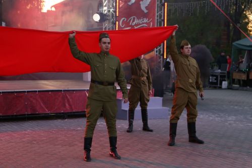 Фоторепортаж: в День Победы в Алексеевском показали театрализованное представление
