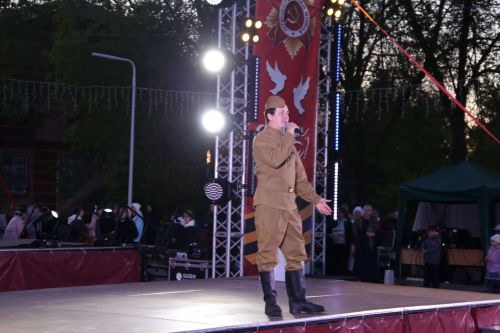 Фоторепортаж: в День Победы в Алексеевском показали театрализованное представление