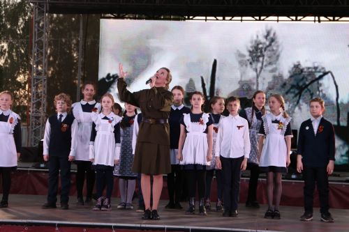 Фоторепортаж: в День Победы в Алексеевском показали театрализованное представление