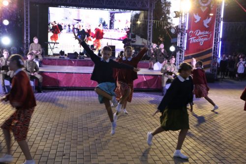 Фоторепортаж: в День Победы в Алексеевском показали театрализованное представление