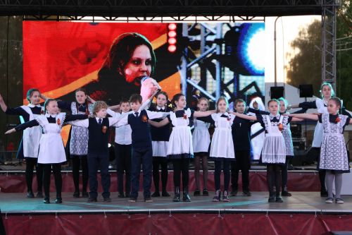 Фоторепортаж: в День Победы в Алексеевском показали театрализованное представление