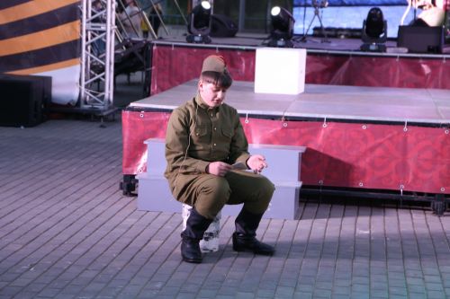 Фоторепортаж: в День Победы в Алексеевском показали театрализованное представление