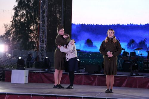 Фоторепортаж: в День Победы в Алексеевском показали театрализованное представление