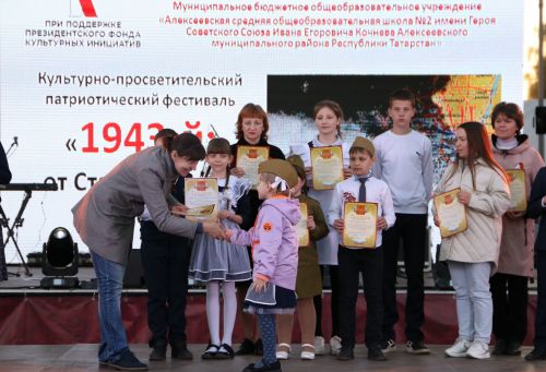Фоторепортаж: в День Победы в Алексеевском показали театрализованное представление