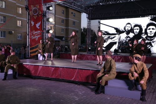 Фоторепортаж: в День Победы в Алексеевском показали театрализованное представление