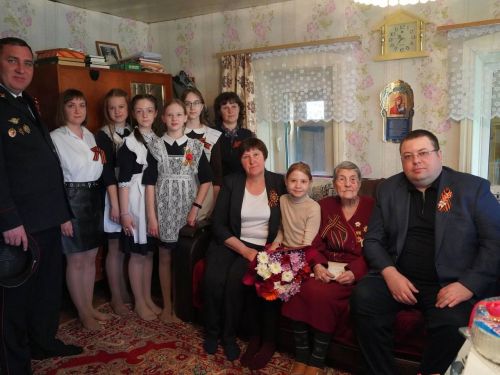Подарки ко Дню Победы от администрации района получили ветераны, труженики тыла, а также семьи мобилизованных