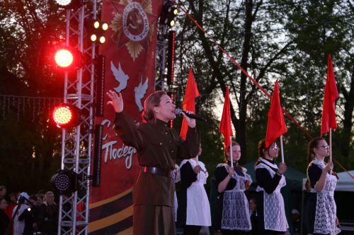 Фоторепортаж: в День Победы в Алексеевском показали театрализованное представление