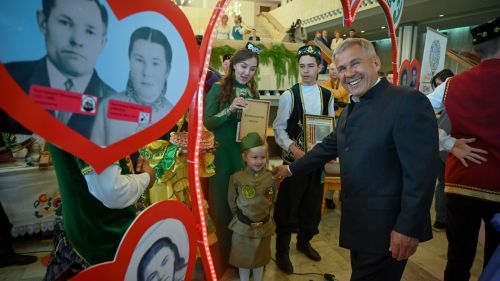 Раис РТ вручил награды победителям Фестиваля родословной «Эхо веков в истории семьи»