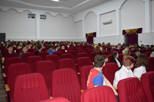 В Алексеевском прошел импровизационный интерактивный спектакль «НормальНо»