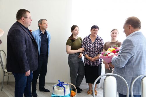 Айдар Метшин посетил семью мобилизованного во время рабочей поездки в Алексеевский район
