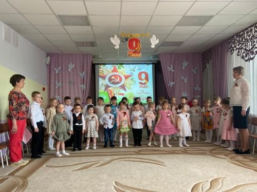 Воспитанники детского сада Петушок почтили память погибших минутой молчания