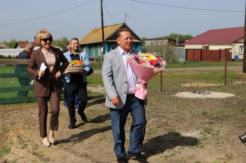 Айдар Метшин посетил семью мобилизованного во время рабочей поездки в Алексеевский район