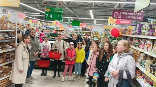 Посетители супермаркета в Лаишево спели вместе «Этот День Победы!»