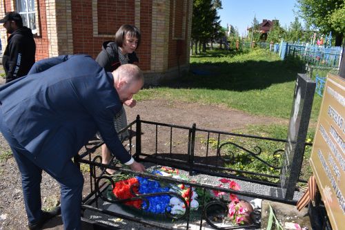 Руководитель исполкома Алексеевского района возложил цветы к могиле лейтенанта Круглова