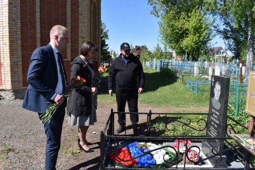 Руководитель исполкома Алексеевского района возложил цветы к могиле лейтенанта Круглова