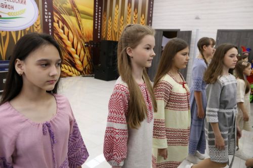 Фестиваль детского народного творчества и детская постановка: Как проходит День защиты детей в Алексеевском