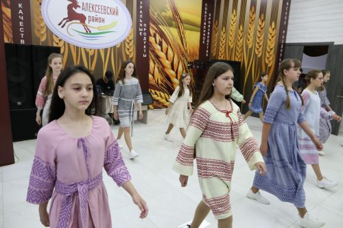 Фестиваль детского народного творчества и детская постановка: Как проходит День защиты детей в Алексеевском