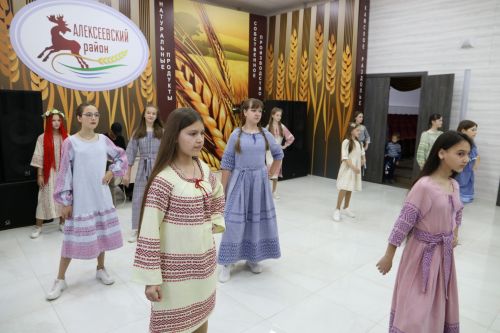 Фестиваль детского народного творчества и детская постановка: Как проходит День защиты детей в Алексеевском
