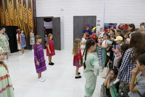 Фестиваль детского народного творчества и детская постановка: Как проходит День защиты детей в Алексеевском