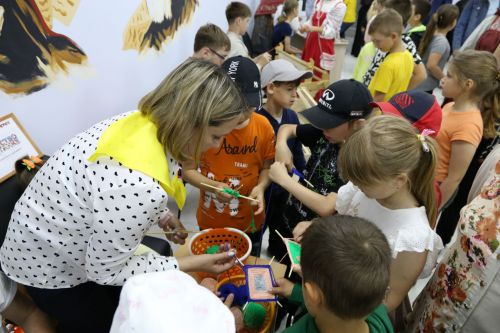 Фестиваль детского народного творчества и детская постановка: Как проходит День защиты детей в Алексеевском