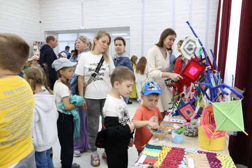Фестиваль детского народного творчества и детская постановка: Как проходит День защиты детей в Алексеевском