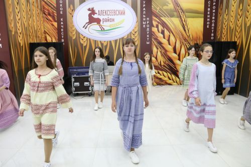 Фестиваль детского народного творчества и детская постановка: Как проходит День защиты детей в Алексеевском