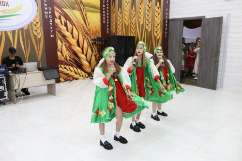 Фестиваль детского народного творчества и детская постановка: Как проходит День защиты детей в Алексеевском