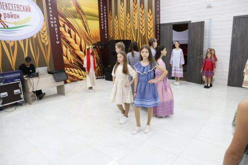 Фестиваль детского народного творчества и детская постановка: Как проходит День защиты детей в Алексеевском