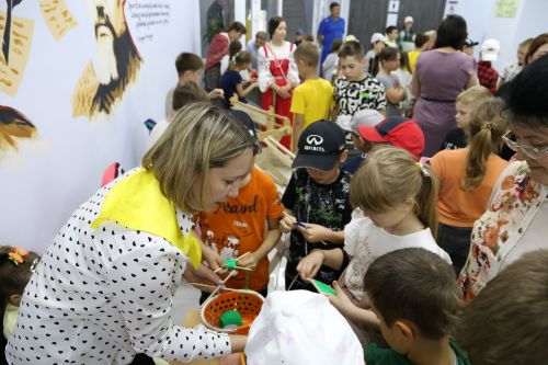 Фестиваль детского народного творчества и детская постановка: Как проходит День защиты детей в Алексеевском