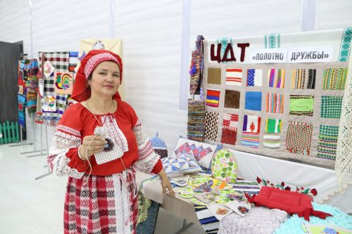 Фестиваль детского народного творчества и детская постановка: Как проходит День защиты детей в Алексеевском