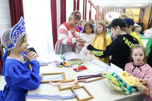 Фестиваль детского народного творчества и детская постановка: Как проходит День защиты детей в Алексеевском