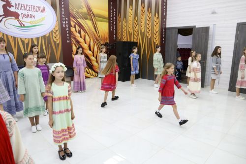 Фестиваль детского народного творчества и детская постановка: Как проходит День защиты детей в Алексеевском