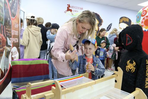 Фестиваль детского народного творчества и детская постановка: Как проходит День защиты детей в Алексеевском