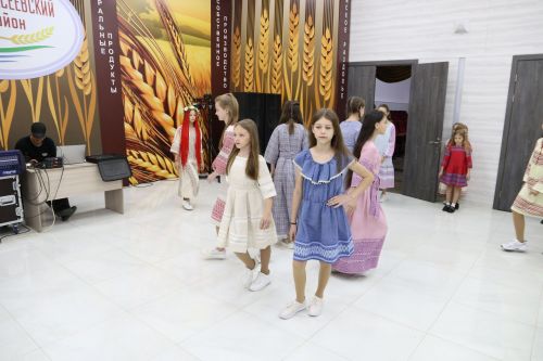 Фестиваль детского народного творчества и детская постановка: Как проходит День защиты детей в Алексеевском