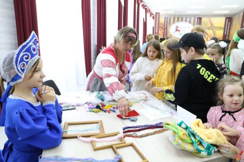 Фестиваль детского народного творчества и детская постановка: Как проходит День защиты детей в Алексеевском