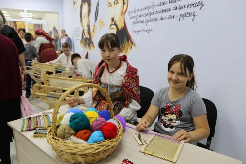 Фестиваль детского народного творчества и детская постановка: Как проходит День защиты детей в Алексеевском