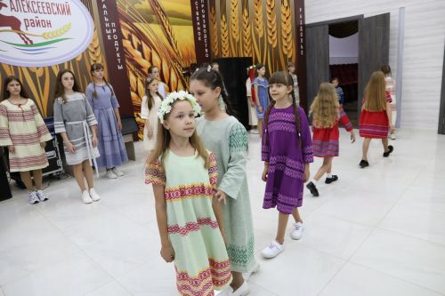 Фестиваль детского народного творчества и детская постановка: Как проходит День защиты детей в Алексеевском