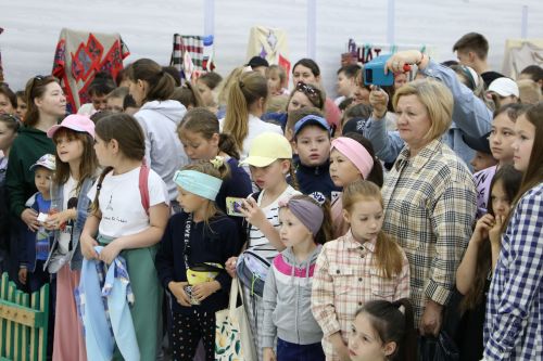 Фестиваль детского народного творчества и детская постановка: Как проходит День защиты детей в Алексеевском