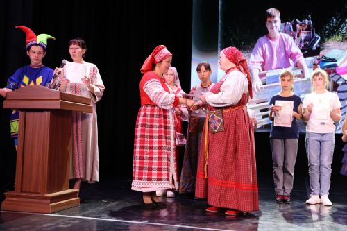 Фестиваль детского народного творчества и детская постановка: Как проходит День защиты детей в Алексеевском